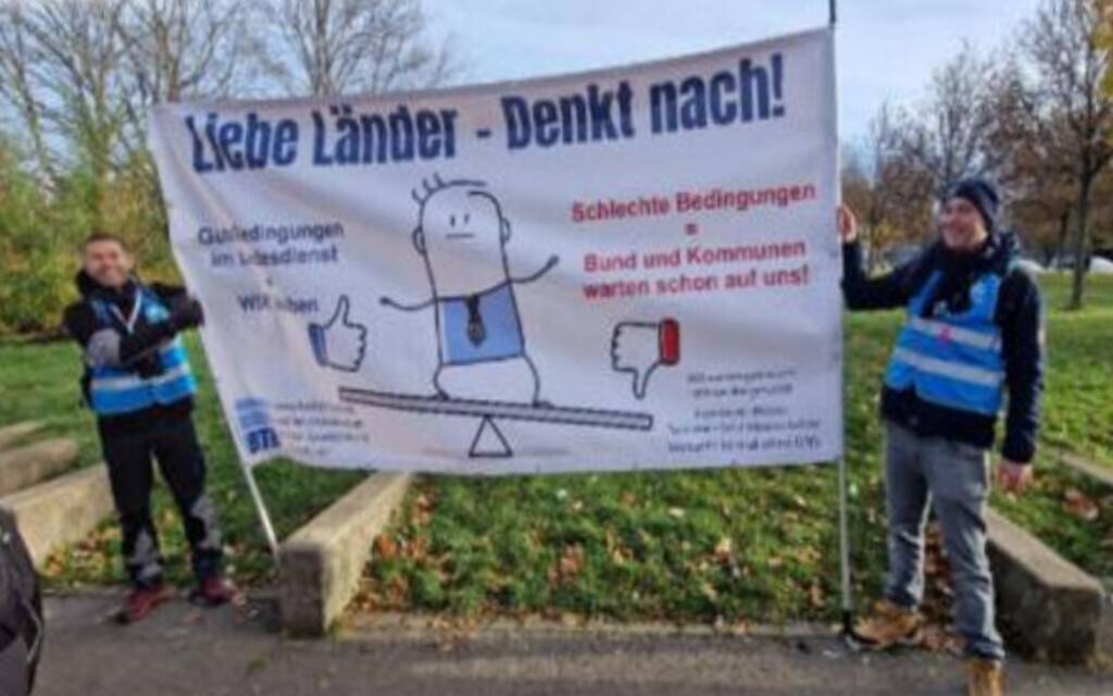 Mitglieder halten Plakat hoch: "Liebe Länder - Denkt nach!"