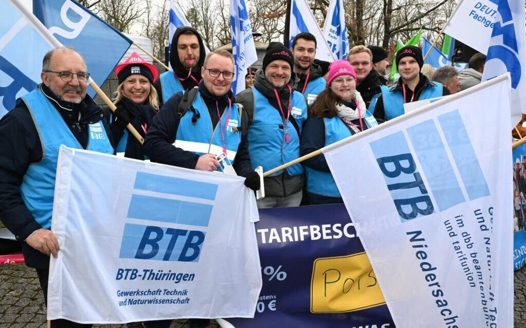 Dutzende Demonstrierende im Winter mit Plakaten und Transparenten