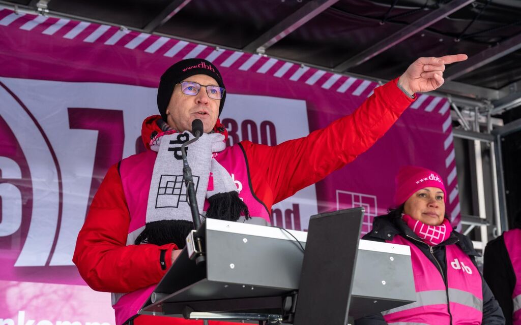 Redner auf der Bühne