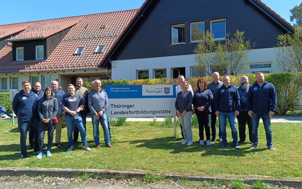 Gruppenfoto des Landesvorstands des BTB Thüringen vor der Landesfortbildungsstätte 