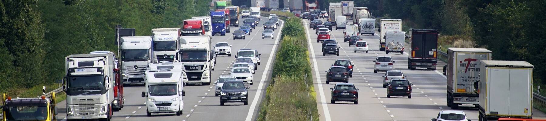 Mehrspurige Autobahn