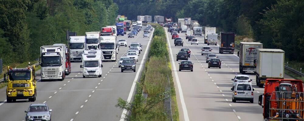 Mehrspurige Autobahn