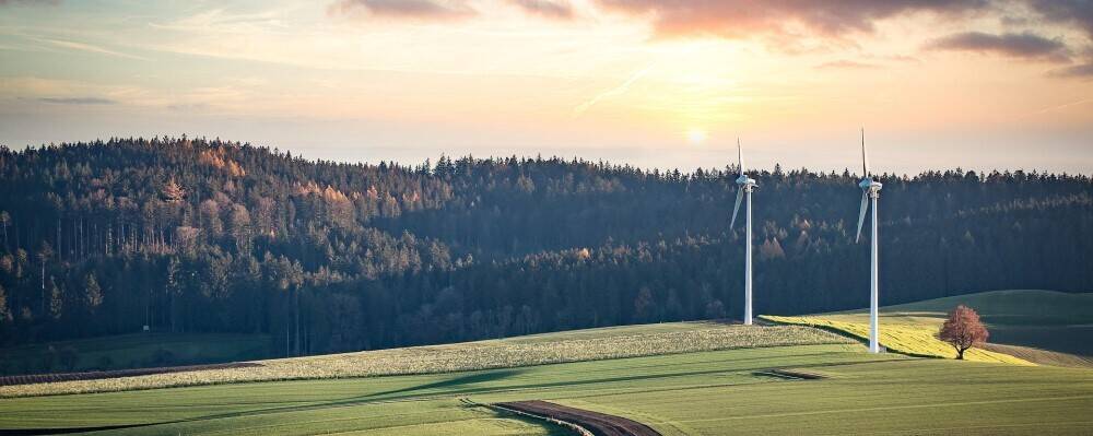Landschaft mit Windkraftanlagen